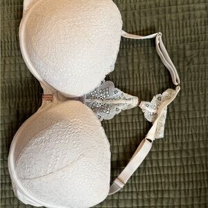 Elegant White Lace Bra Size 36DD FRONT CLASP